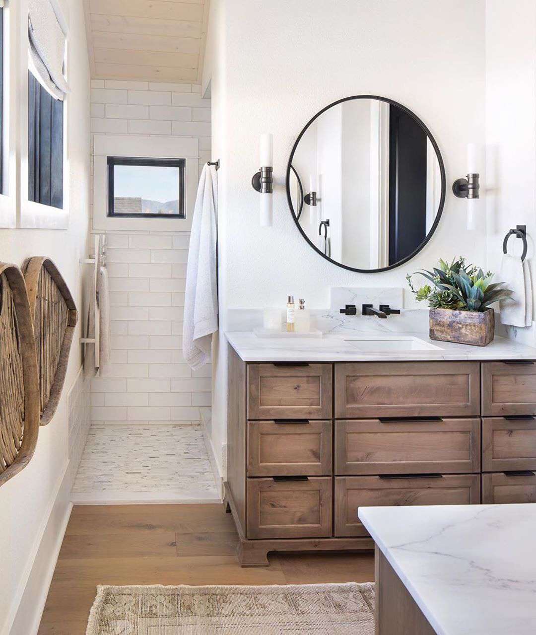 Salle de bain avec meuble-lavabo en bois rustique