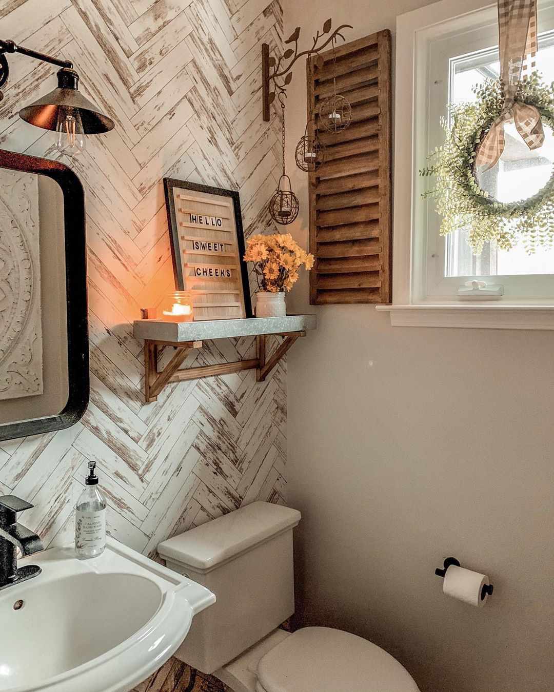 Salle de bains avec détails rustiques