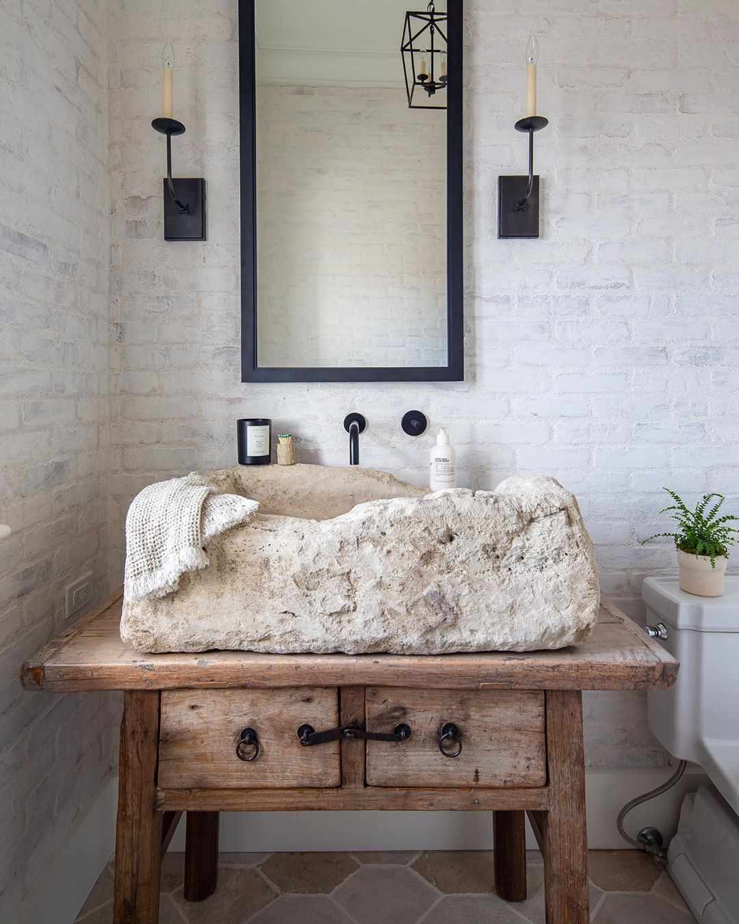 Salle de bain avec lavabo en pierre naturelle