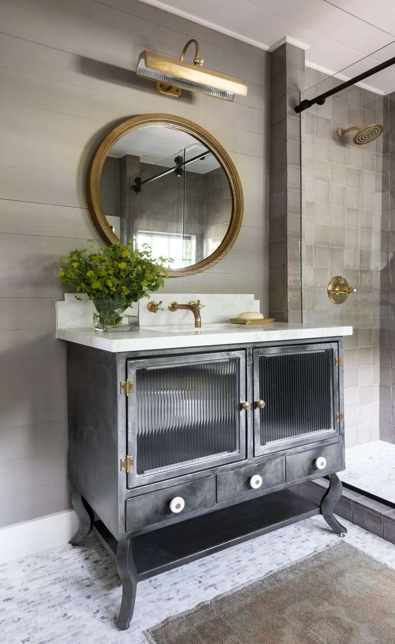 vanité de salle de bain rustique et vintage