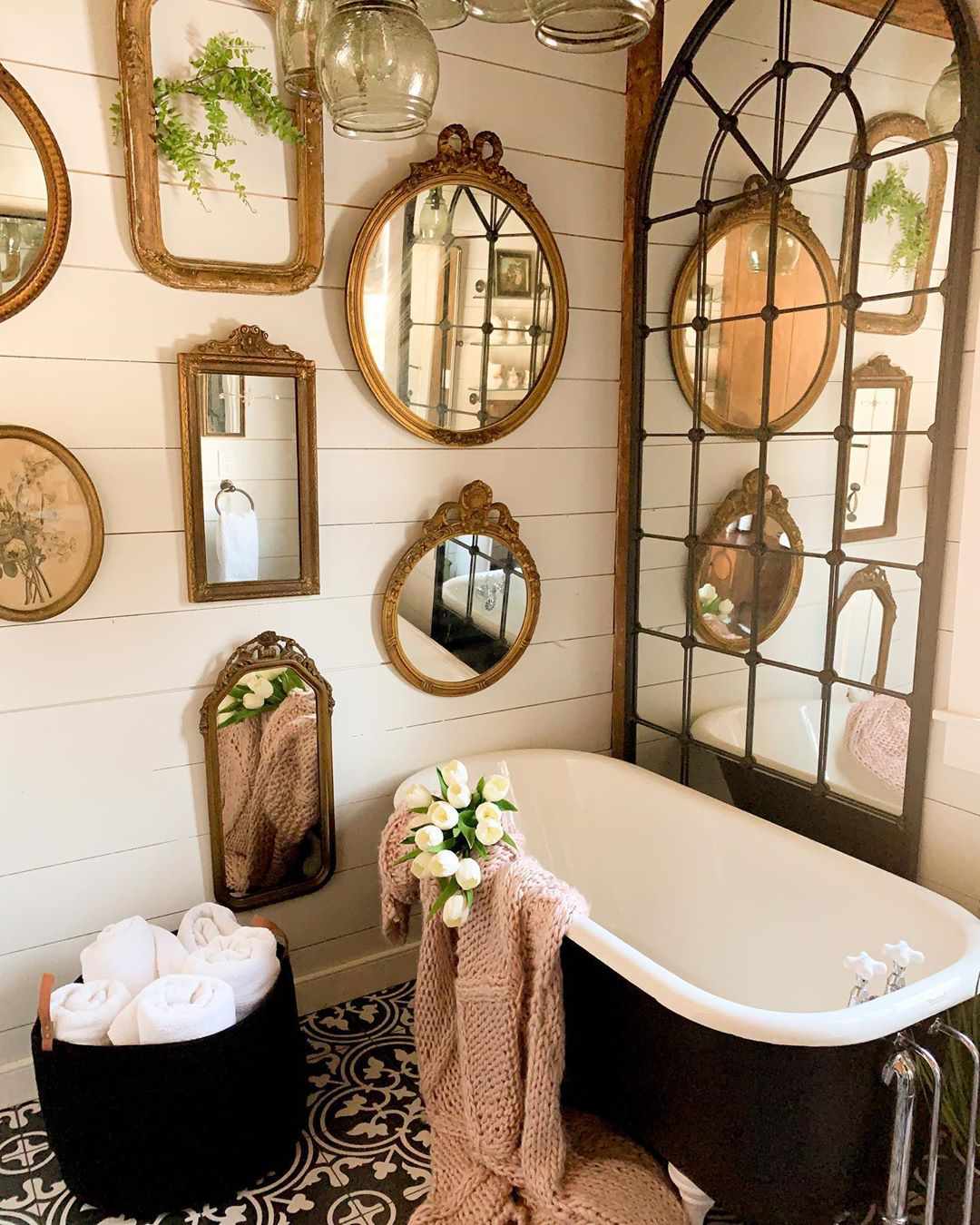 salle de bain rustique avec beaucoup de miroirs vintage