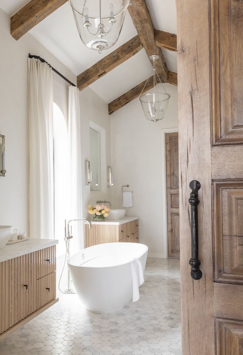 salle de bain rustique avec poutres en bois
