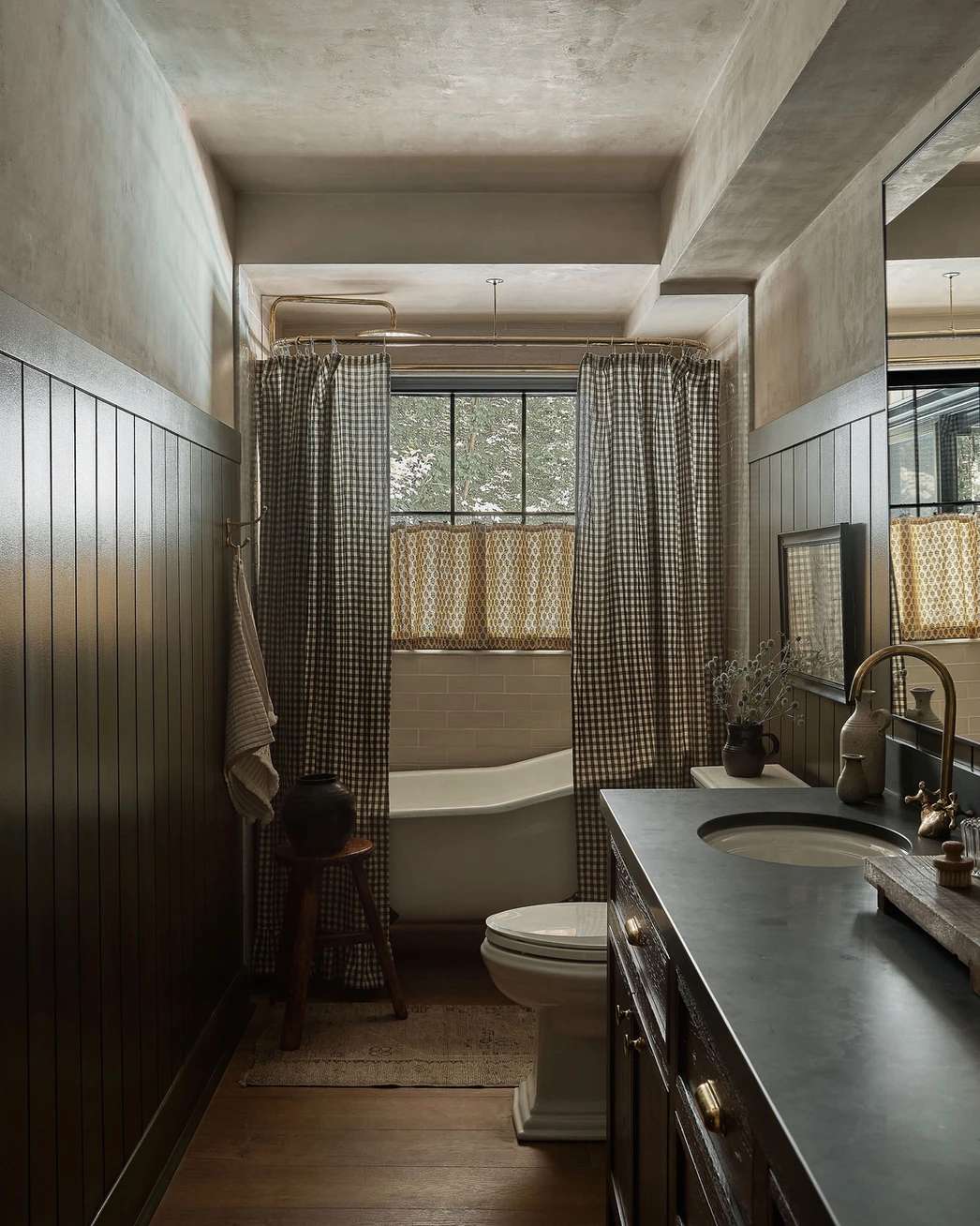 salle de bain rustique avec sol en bois dur
