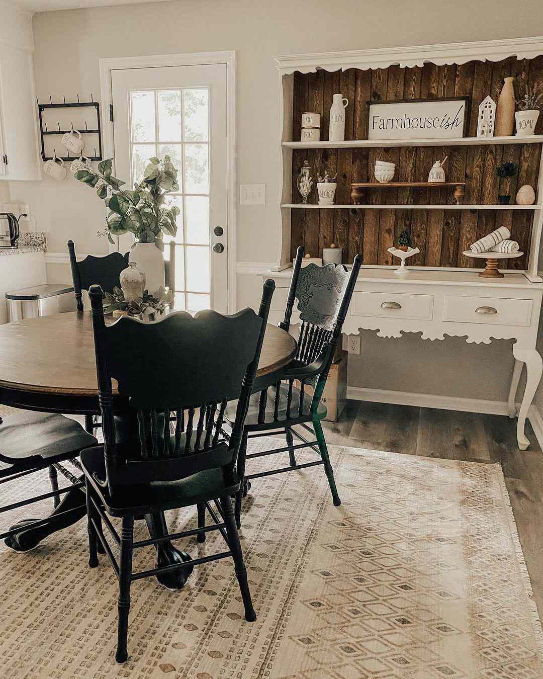 Salle à manger de style Farmhouse avec des fauteuils noirs