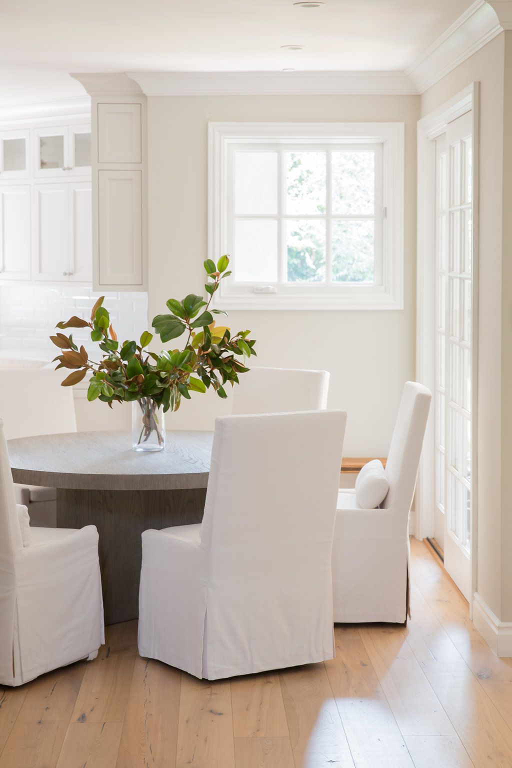 Salle à manger blanche avec chaises recouvertes