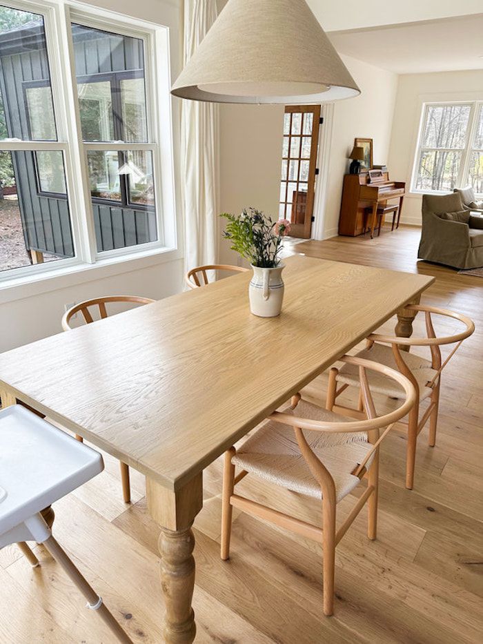 Table de salle à manger en bois clair et abat-jour en lin