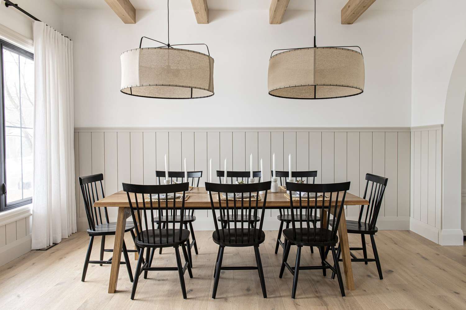 Salle à manger avec des planches de bois et des chaises en bois