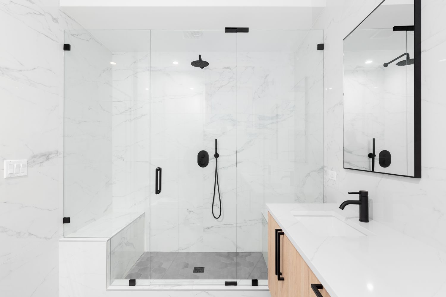 Douche à l'italienne en marbre blanc avec quincaillerie noire
