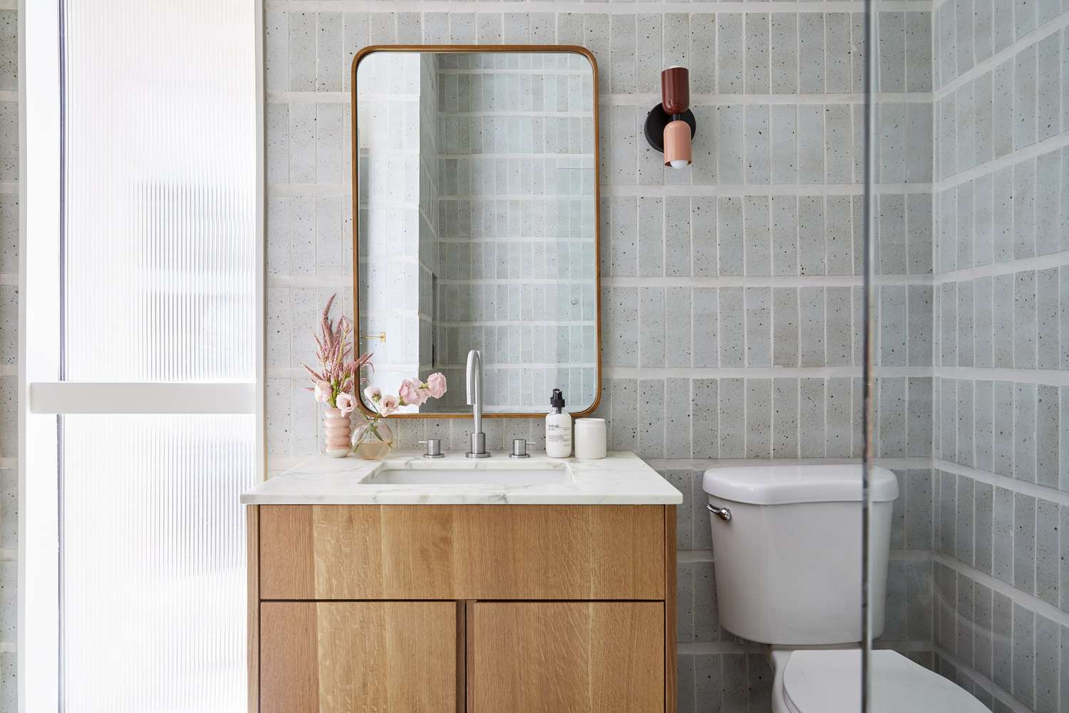 Une salle de bains moderne avec un grand miroir.