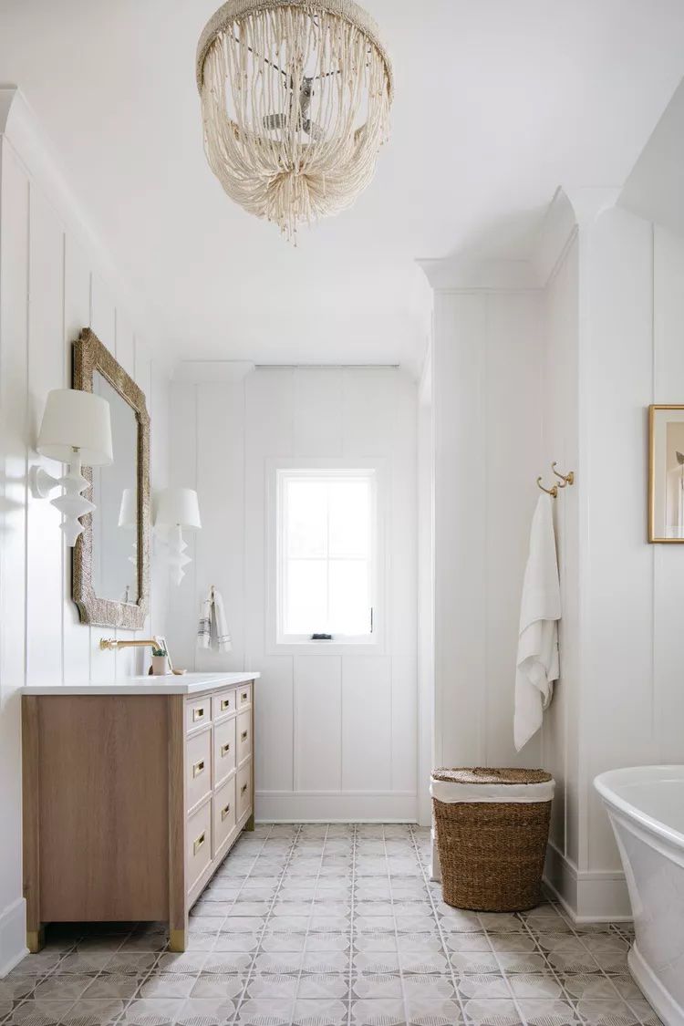 Salle de bains blanche et lumineuse avec murs en shiplap.