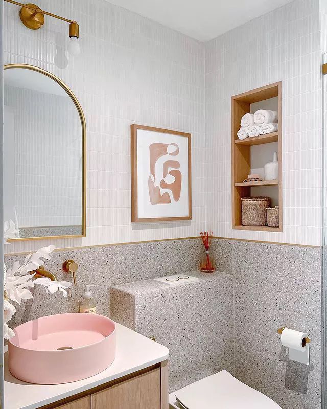 Salle de bain joyeuse, blanche et rose, avec art mural.