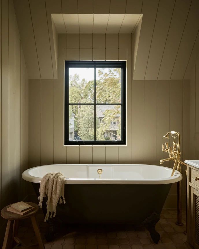 Salle de bain rustique avec des fenêtres modernes.