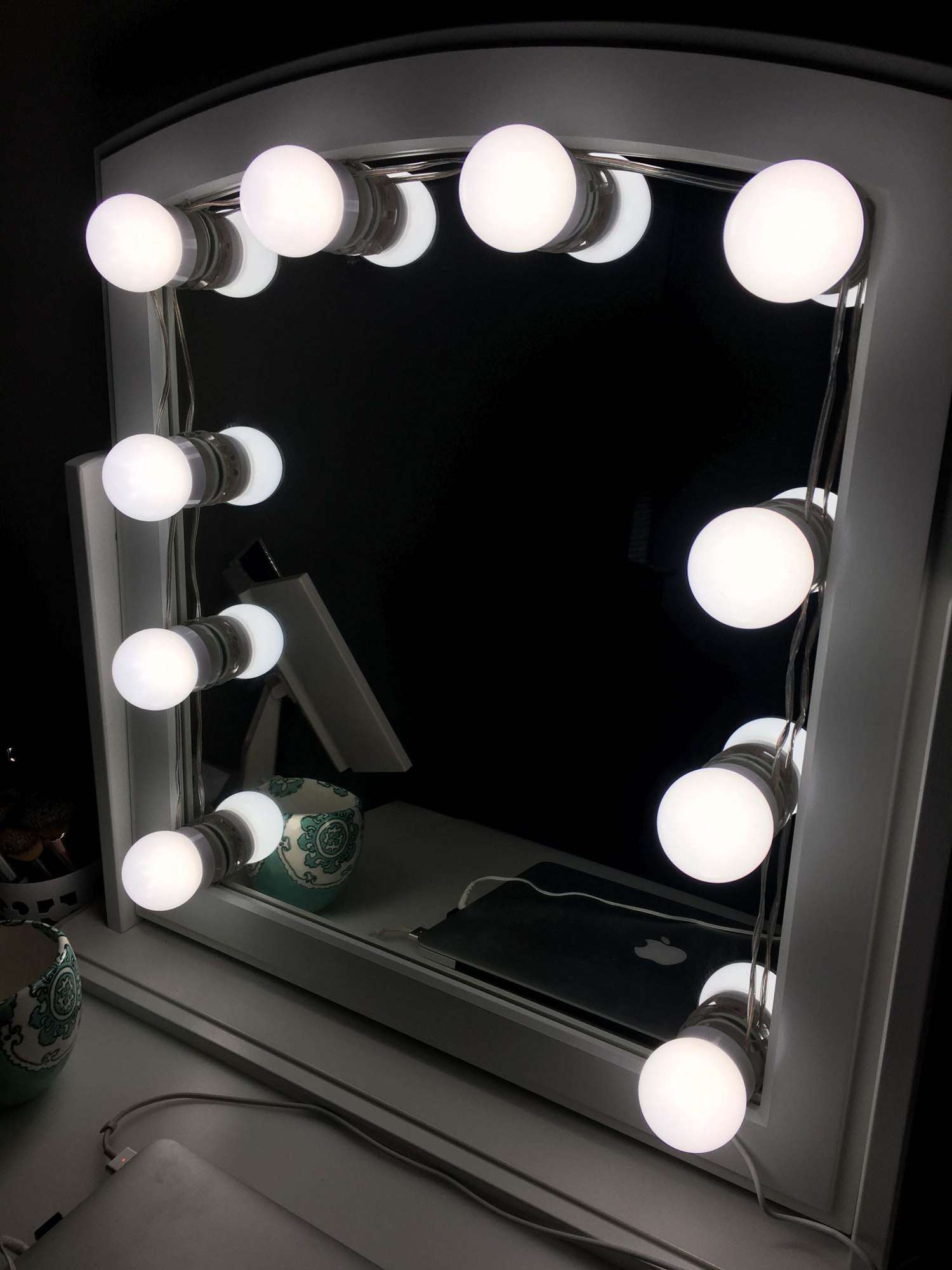 Image en noir et blanc d'un miroir de courtoisie éclairé.