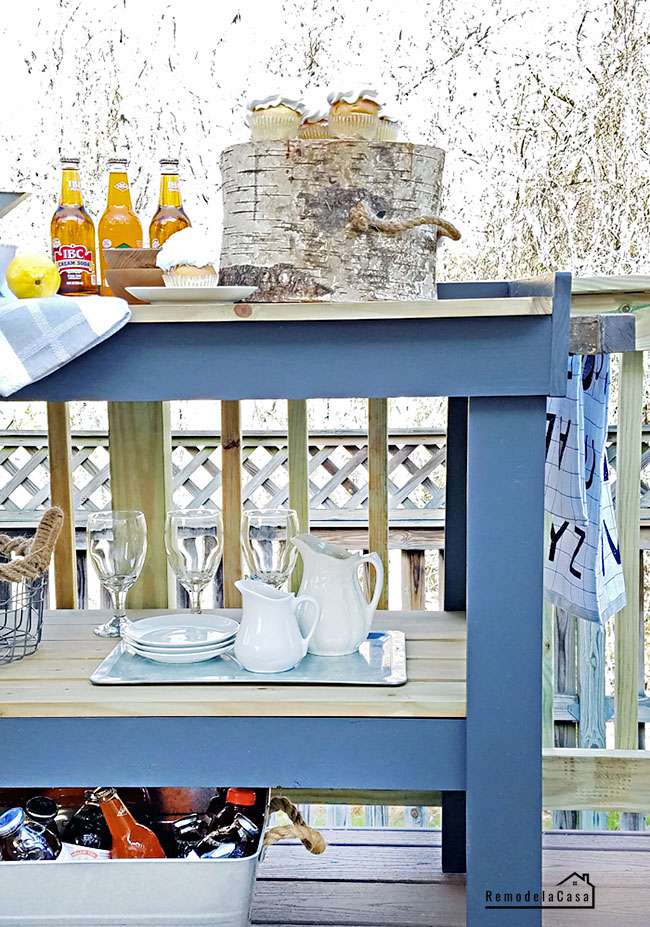 Une table de service bleue sur une terrasse