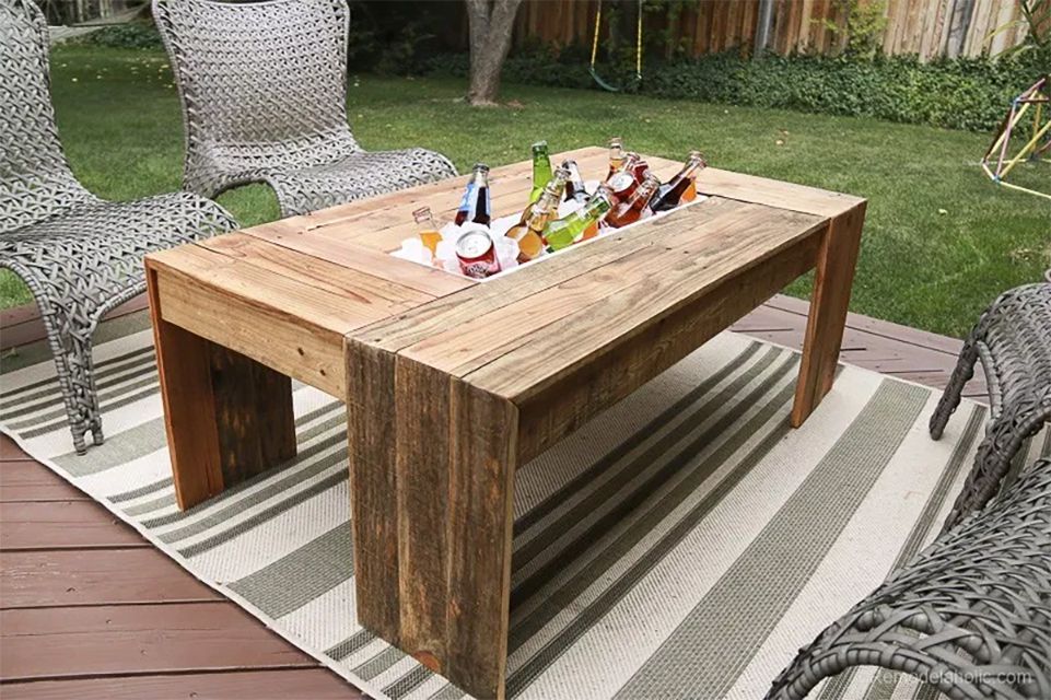 Une table basse d'extérieur avec des boissons au milieu