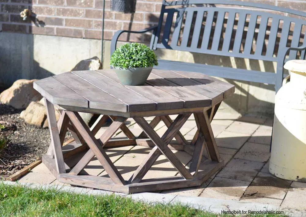 Une table basse octogonale pour l'extérieur