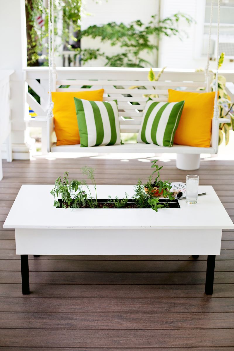 Une table basse avec un bac à plantes aromatiques