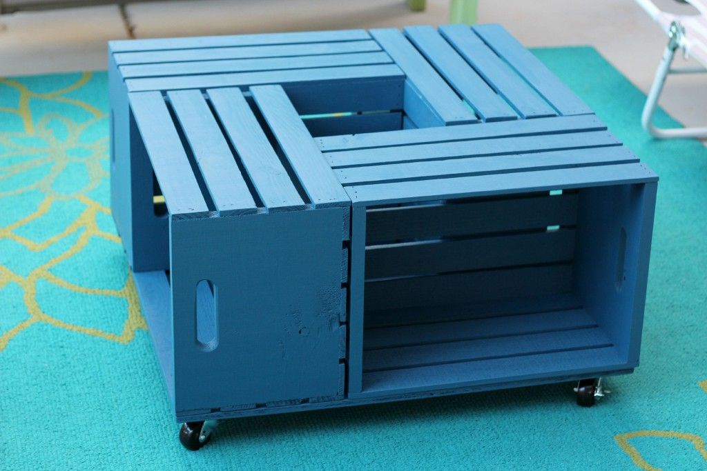 Une table basse bleue fabriquée à partir de caisses