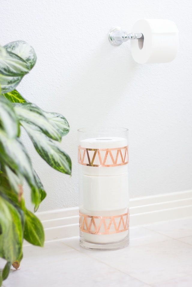 Un vase en verre décoré rempli de papier toilette