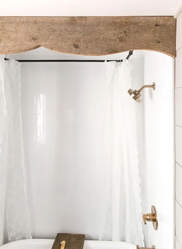Une cantonnière en bois au-dessus d'une douche