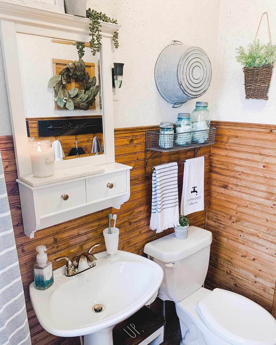 Salle de bain avec murs en bois