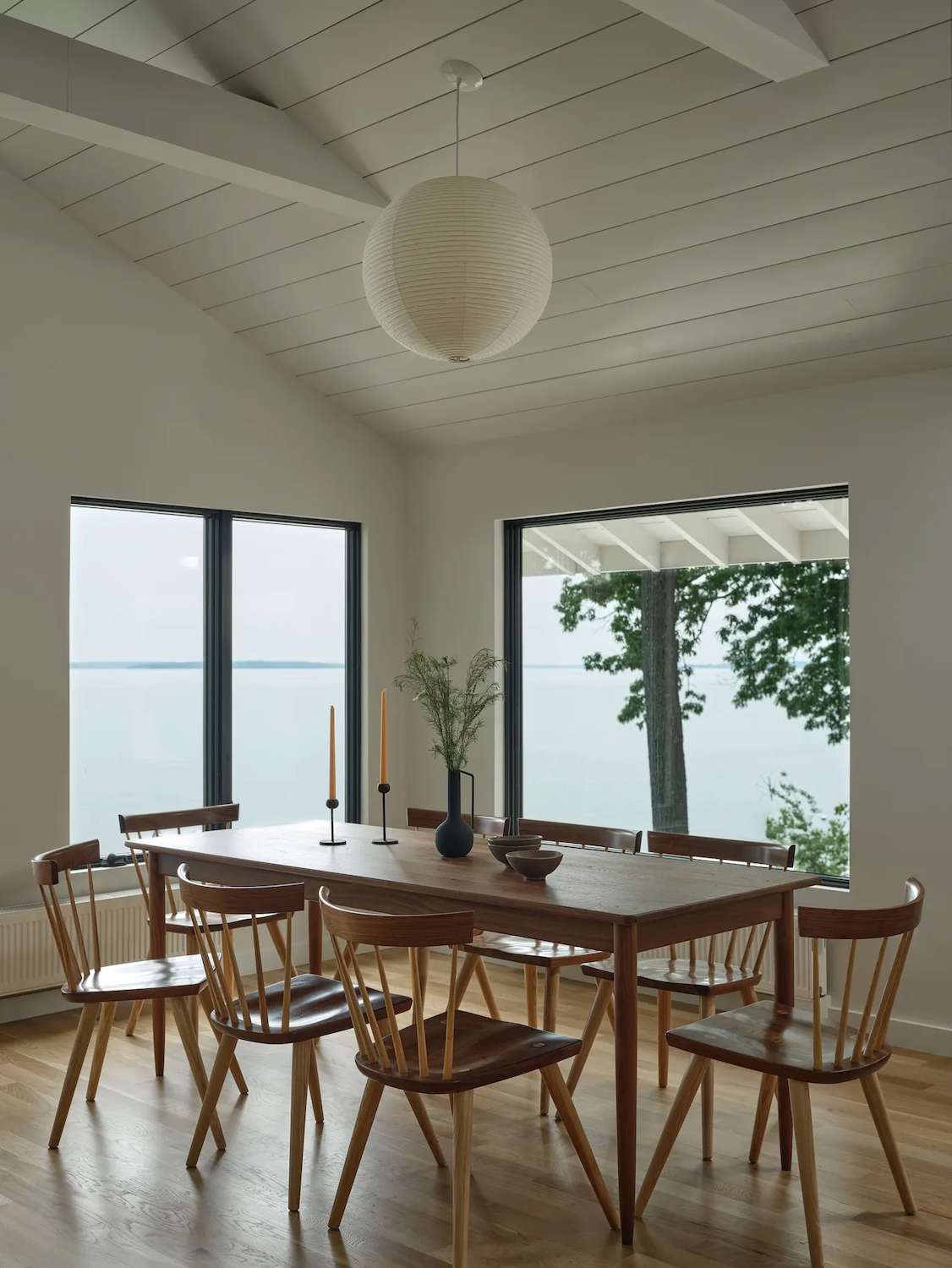 salle à manger minimaliste moderne du milieu du siècle