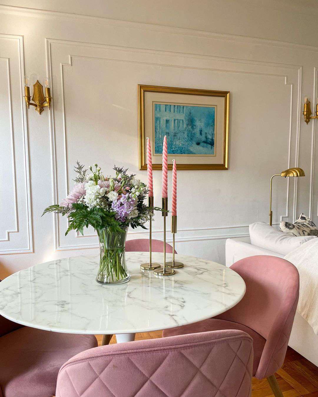 table en marbre et chaises roses