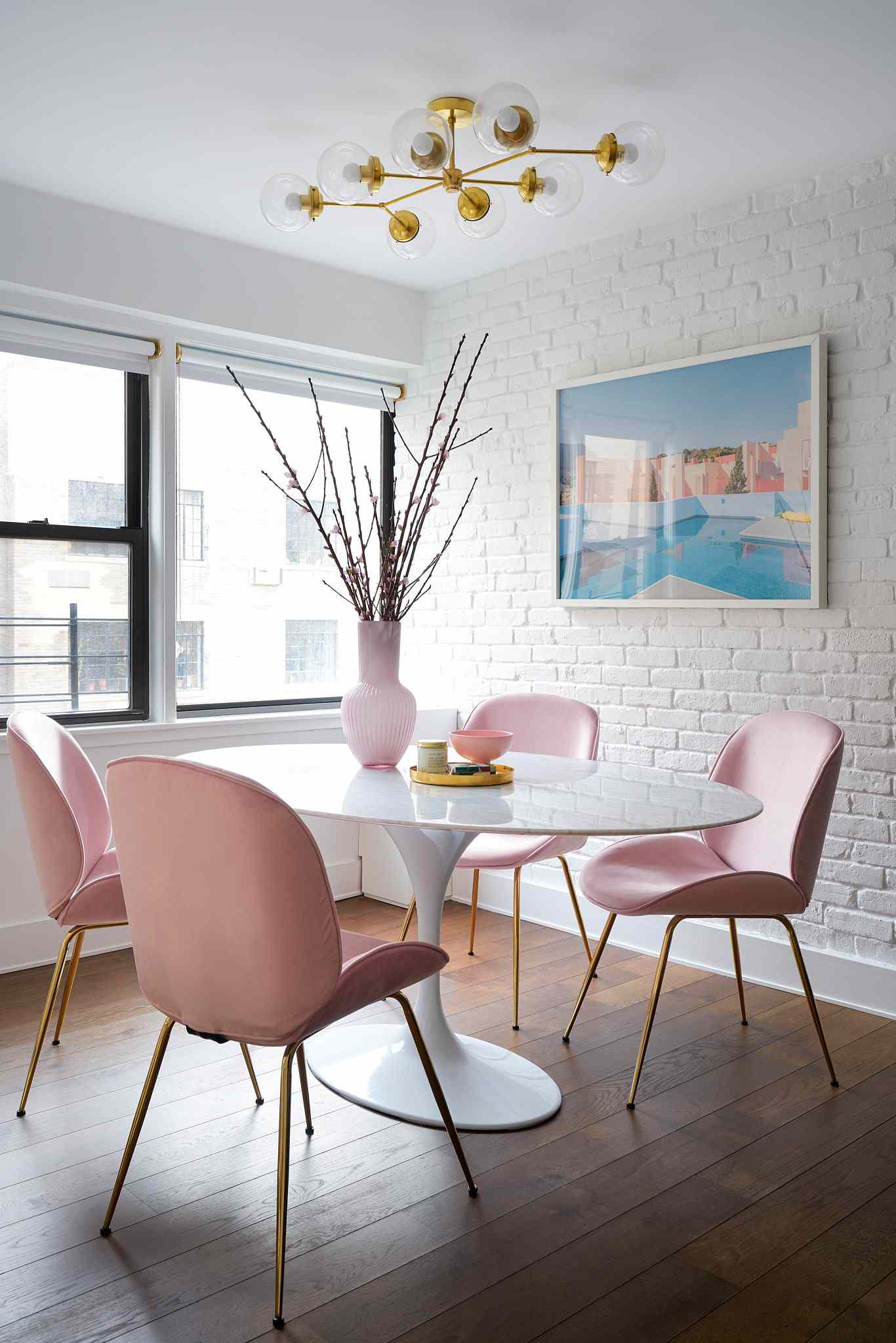 grande table en marbre avec des chaises roses