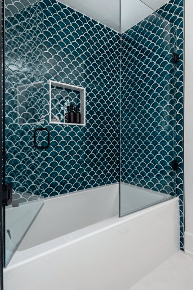 idées de salles de bains sombres baignoire bleu marine
