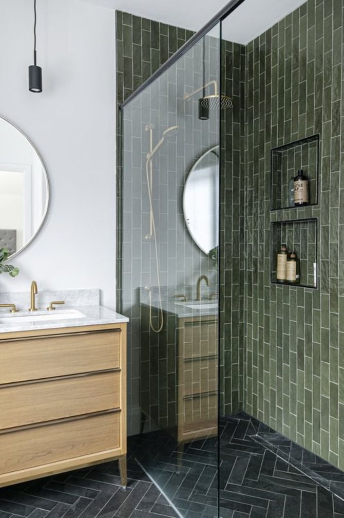 idées de salles de bains sombres vert foncé 