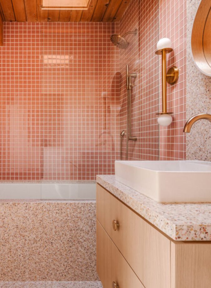 idées de salles de bains sombres rose foncé