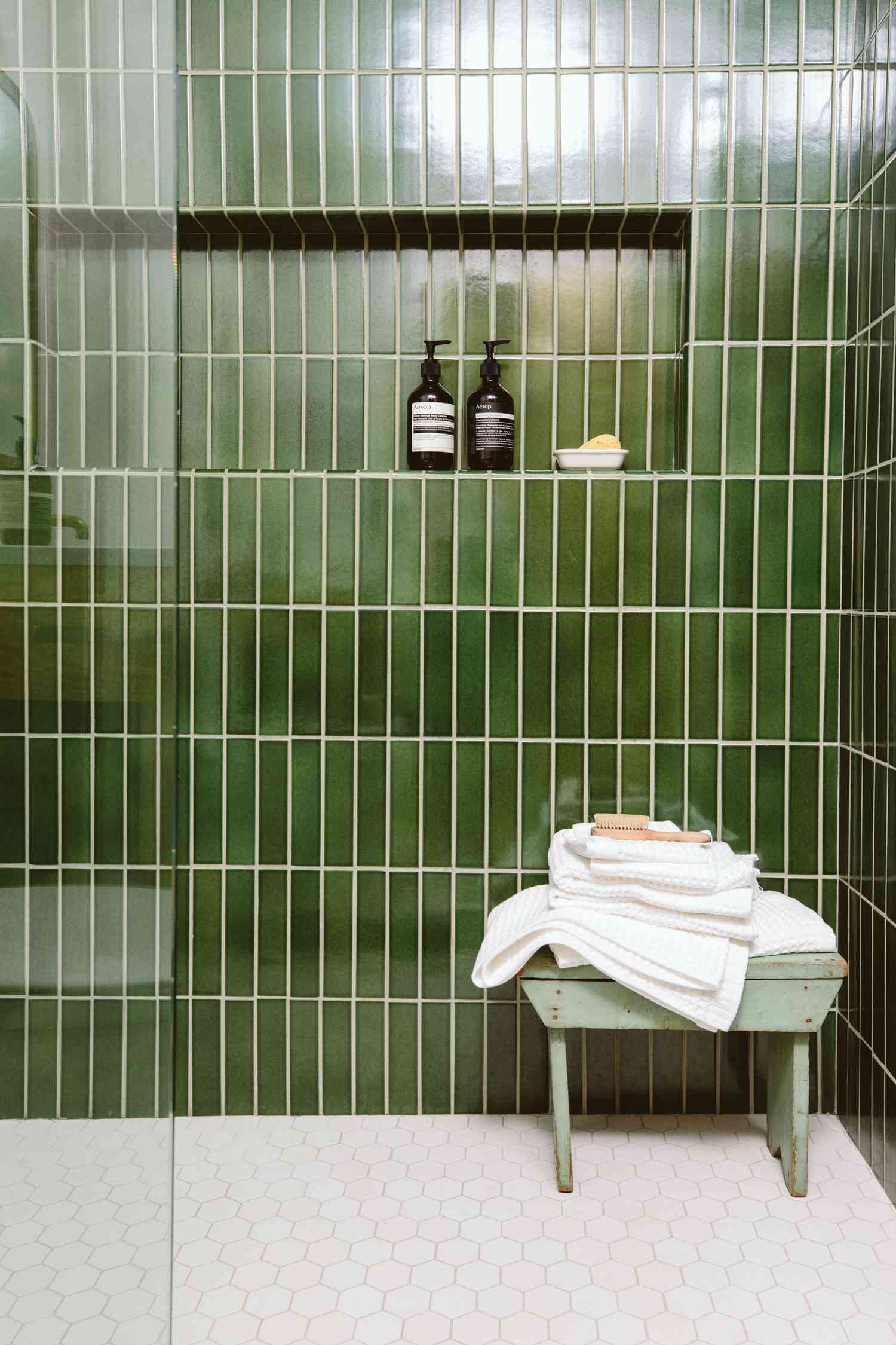 idées de salles de bains sombres carrelage vert foncé