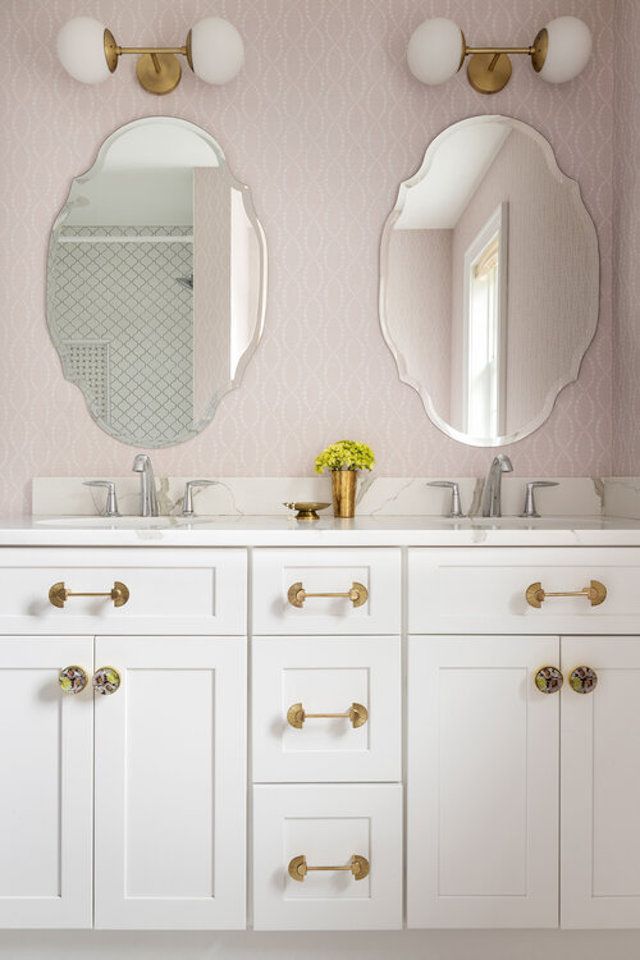 Double meuble-lavabo avec papier peint rose à l'arrière