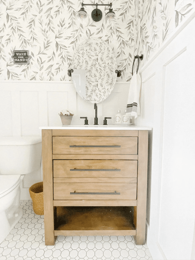 Salle de bain avec meuble-lavabo en bois et papier peint floral