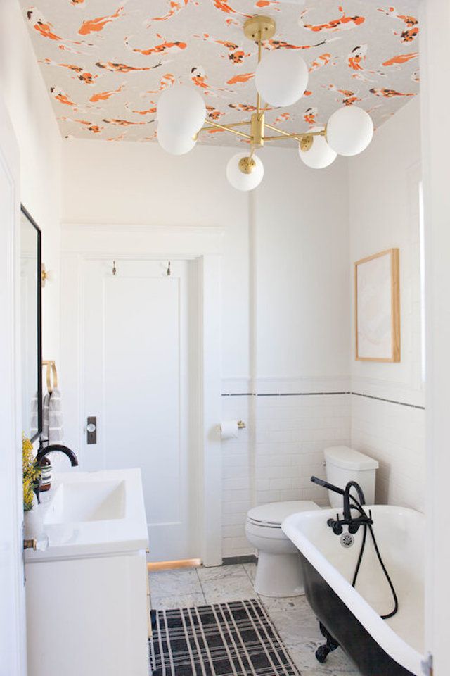 Salle de bains avec plafond tapissé