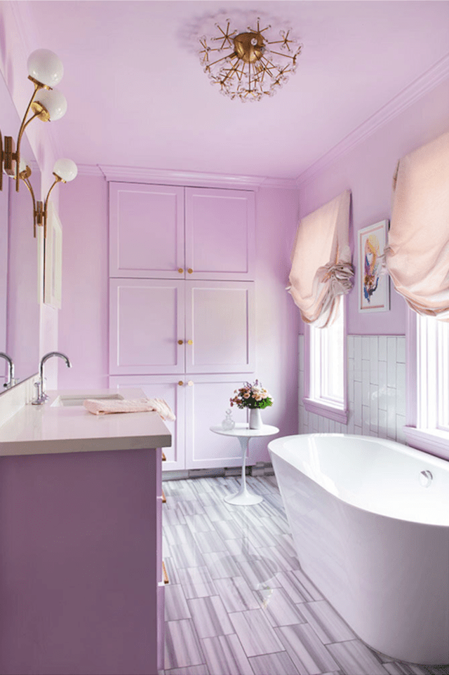 Salle de bain violet clair avec baignoire autoportante