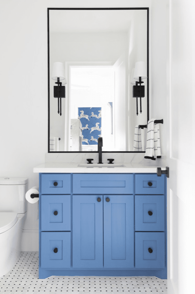 Vanité bleue avec miroir surdimensionné au-dessus