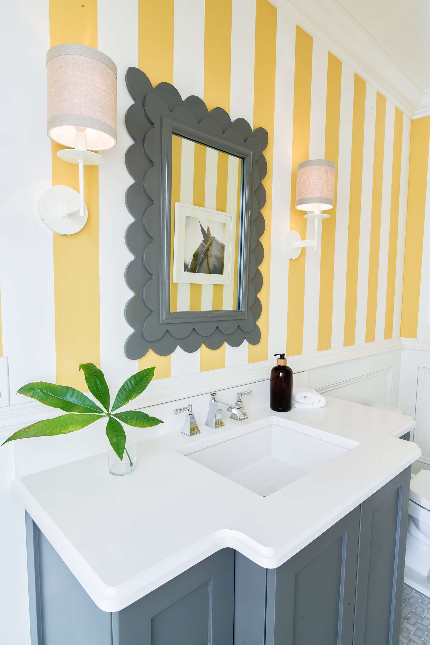Meuble-lavabo et miroir gris avec murs rayés blanc et jaune
