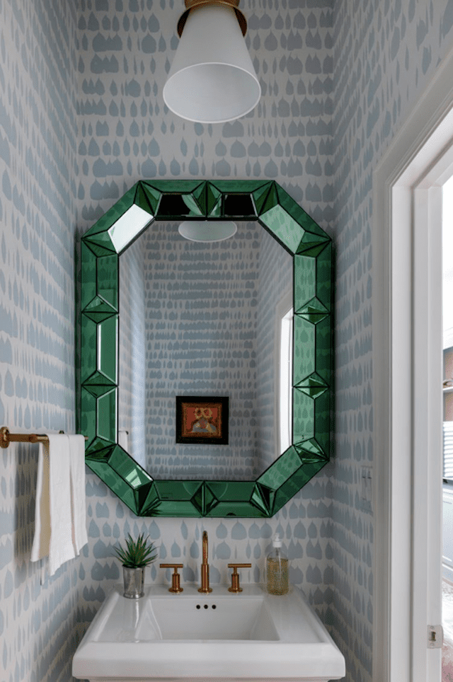 Salle de bains avec miroir vert gemme