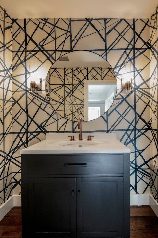 Salle de bain avec meuble noir et papier peint graphique