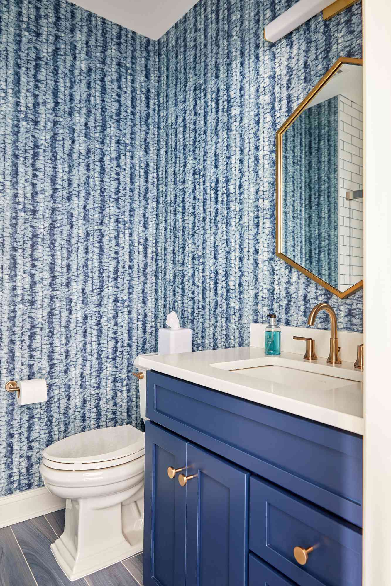 Salle de bain avec meuble bleu et papier peint bleu