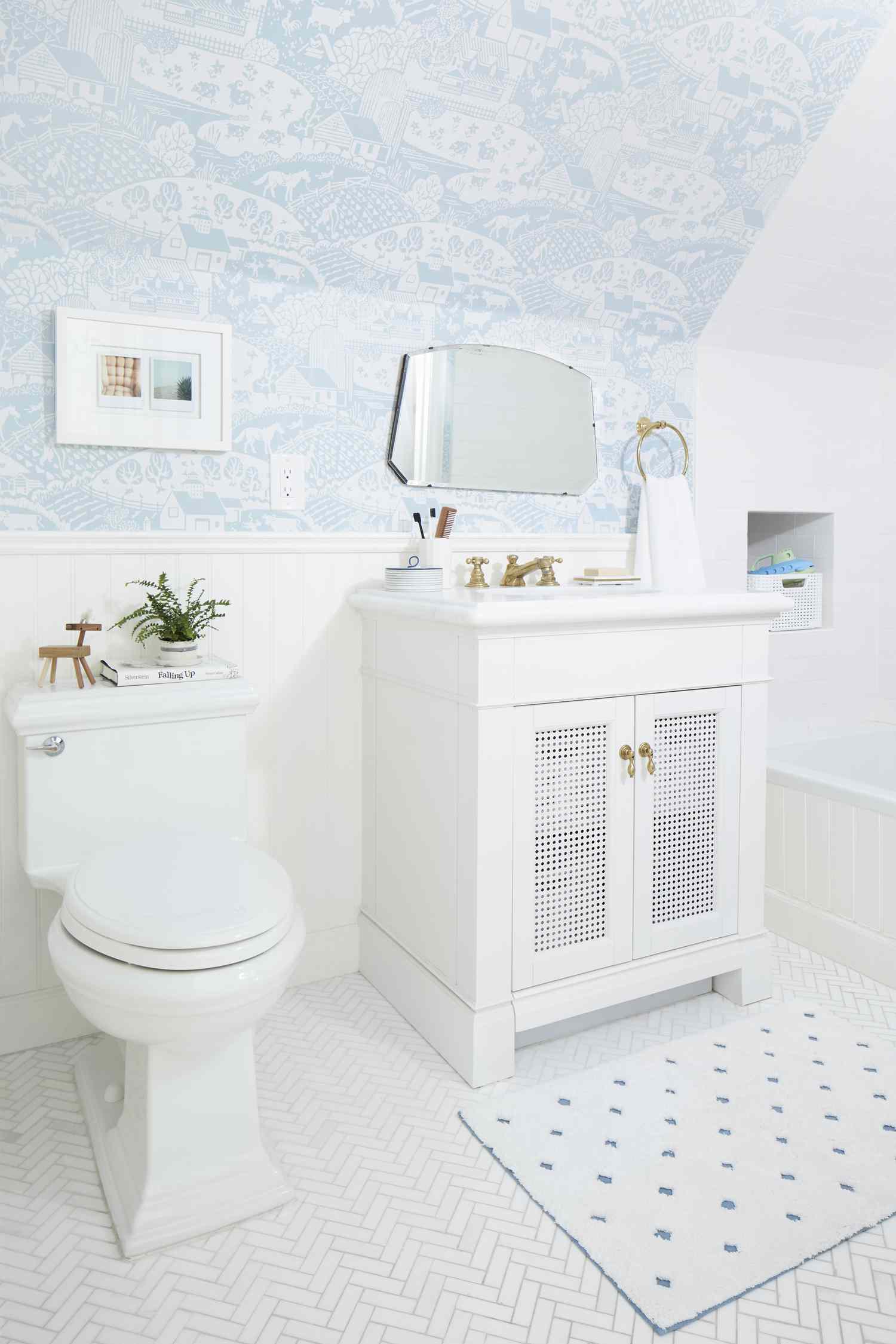Salle de bain blanche avec papier peint bleu clair sur murs inclinés