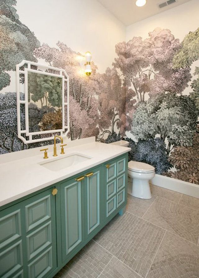 Salle de bains avec meuble-lavabo vert et papier peint mural
