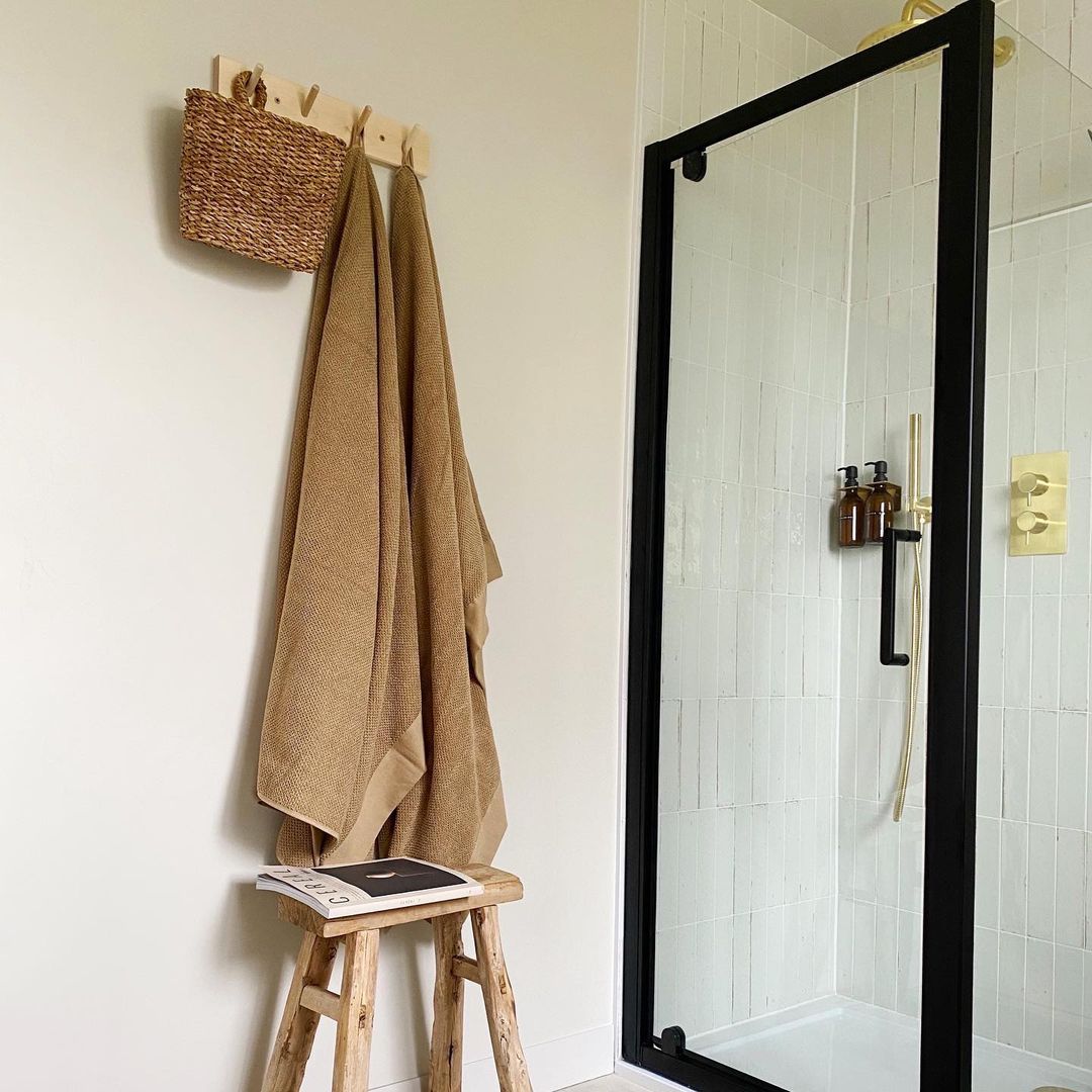 Porte-manteau utilisé comme porte-serviettes dans une salle de bains