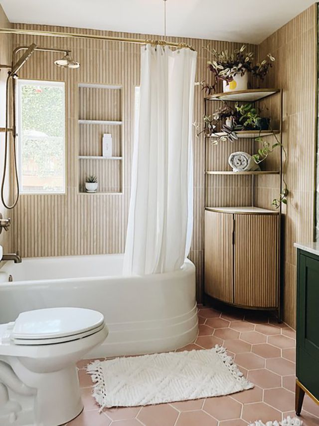 Une salle de bains avec un mur d'accent en bois