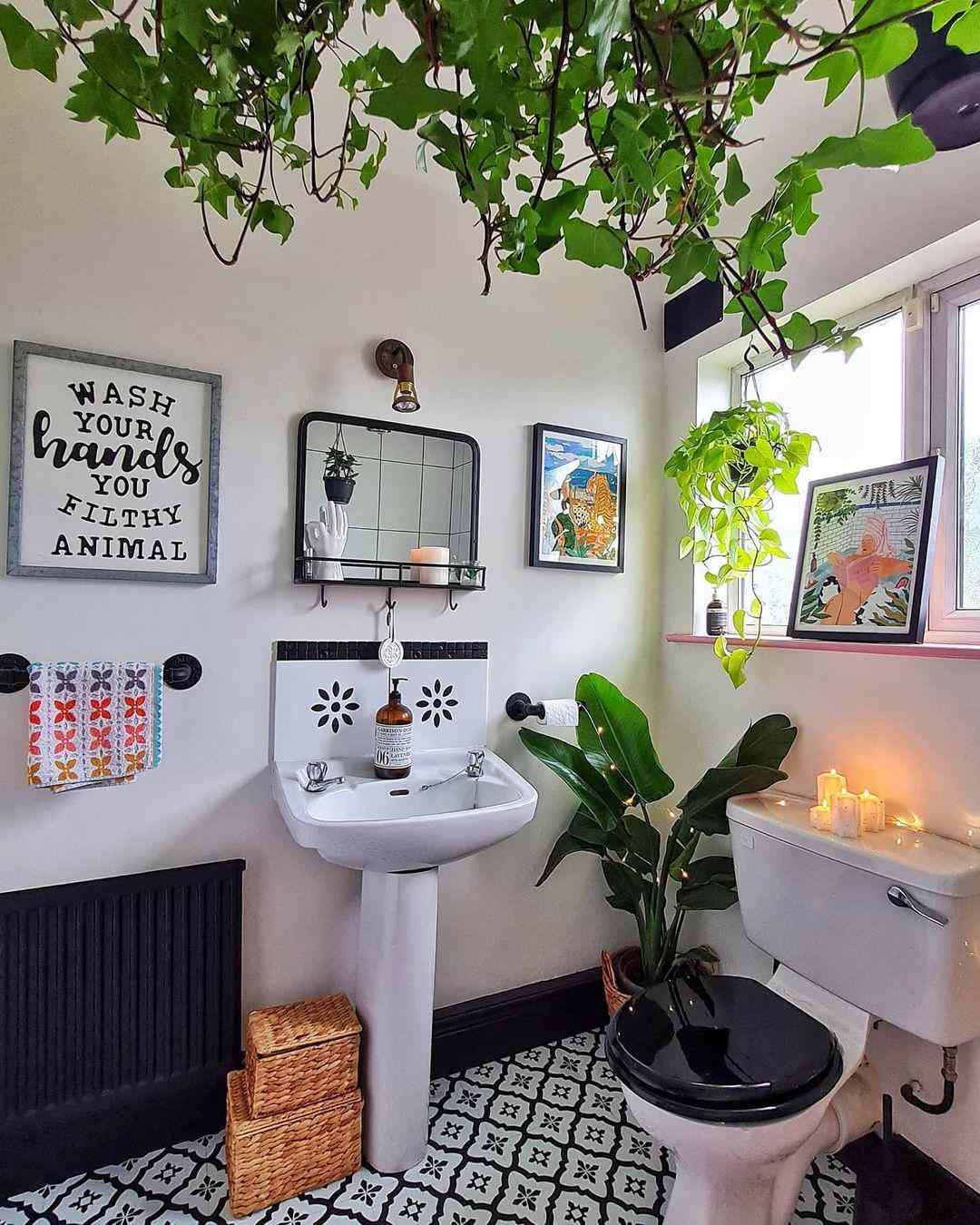 Plantes d'intérieur et œuvres d'art dans une salle de bains