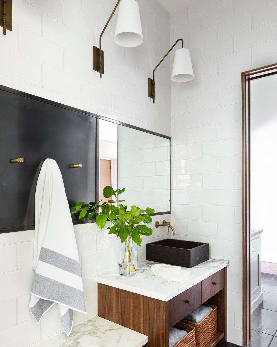Une salle de bain avec un porte-serviettes suspendu noir et or