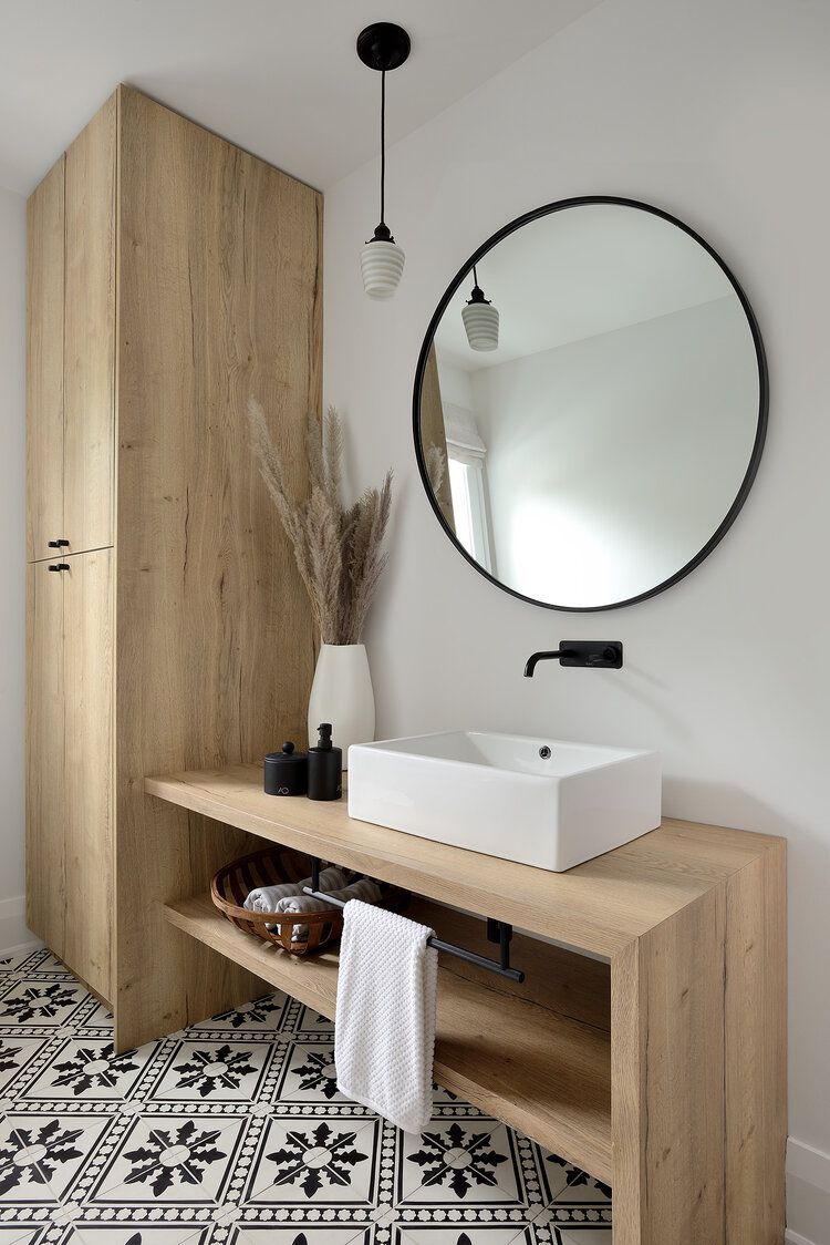 Une salle de bain neutre avec un meuble-lavabo et un meuble de rangement en bois