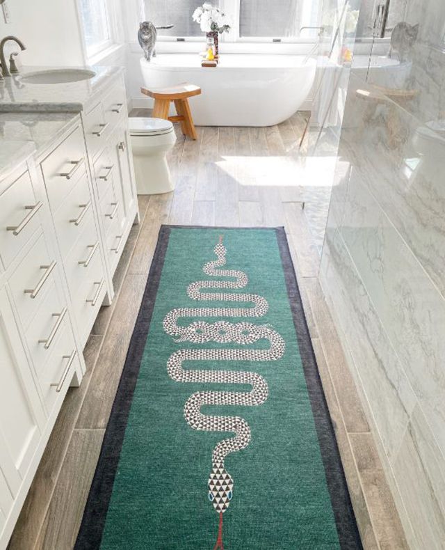 Une salle de bains luxueuse avec un tapis à motifs de serpents