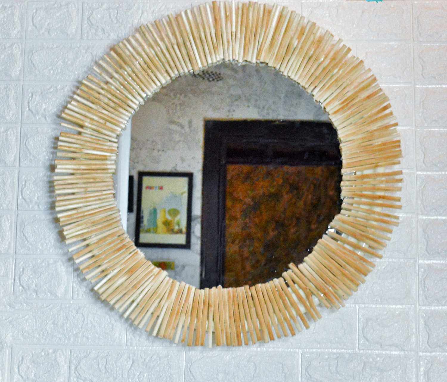 un miroir rond bricolé avec des bâtons
